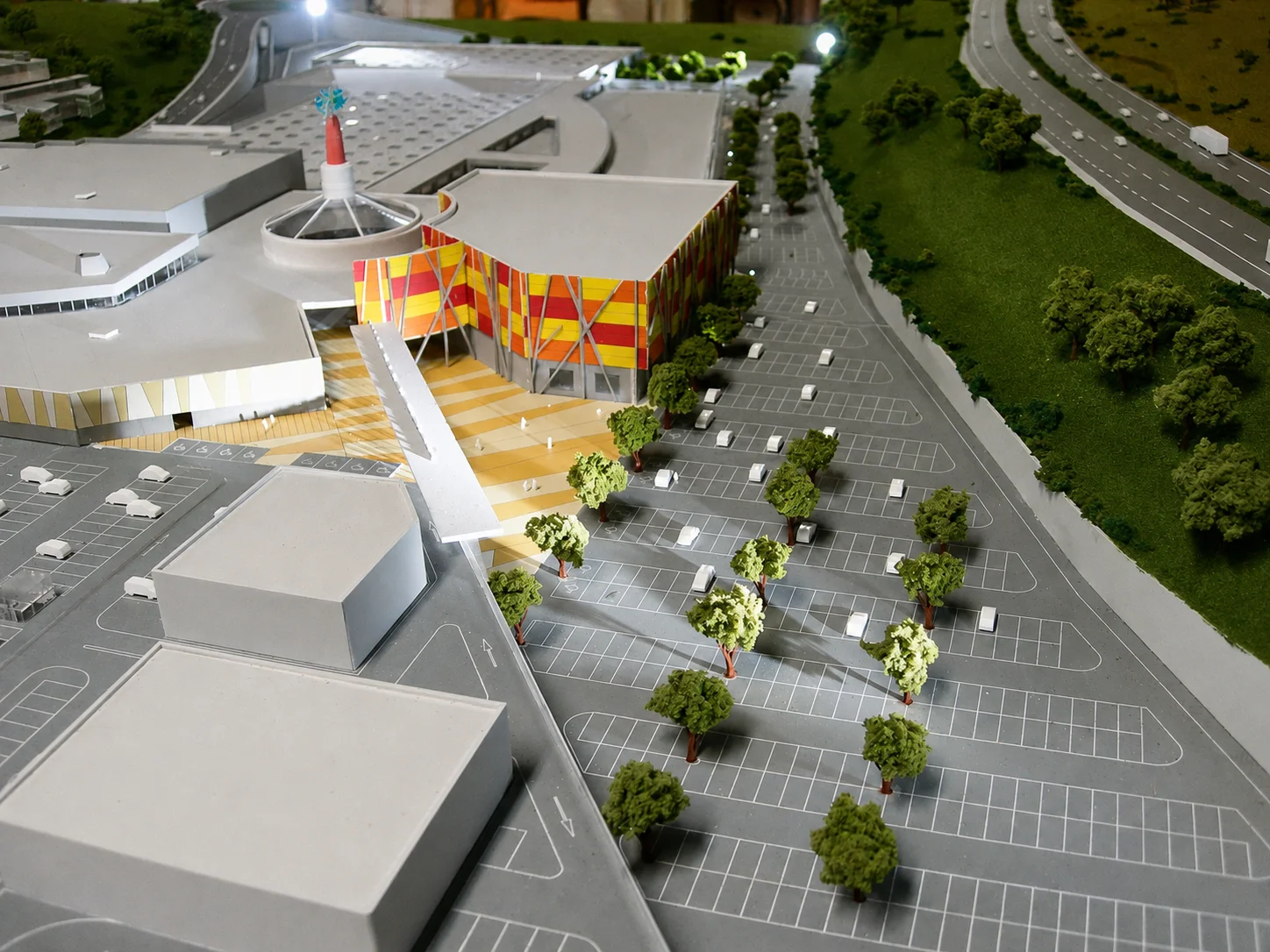 Maqueta del Centro Comercial Versalia — Acceso y aparcamiento