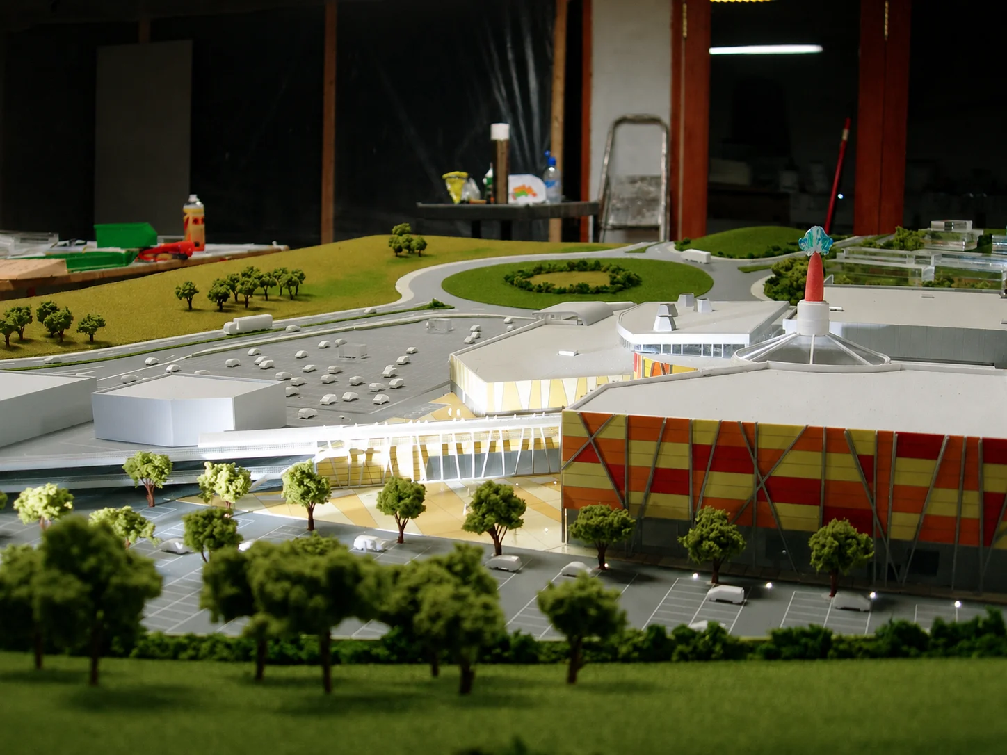 Maqueta del Centro Comercial Versalia — Vista nocturna del conjunto