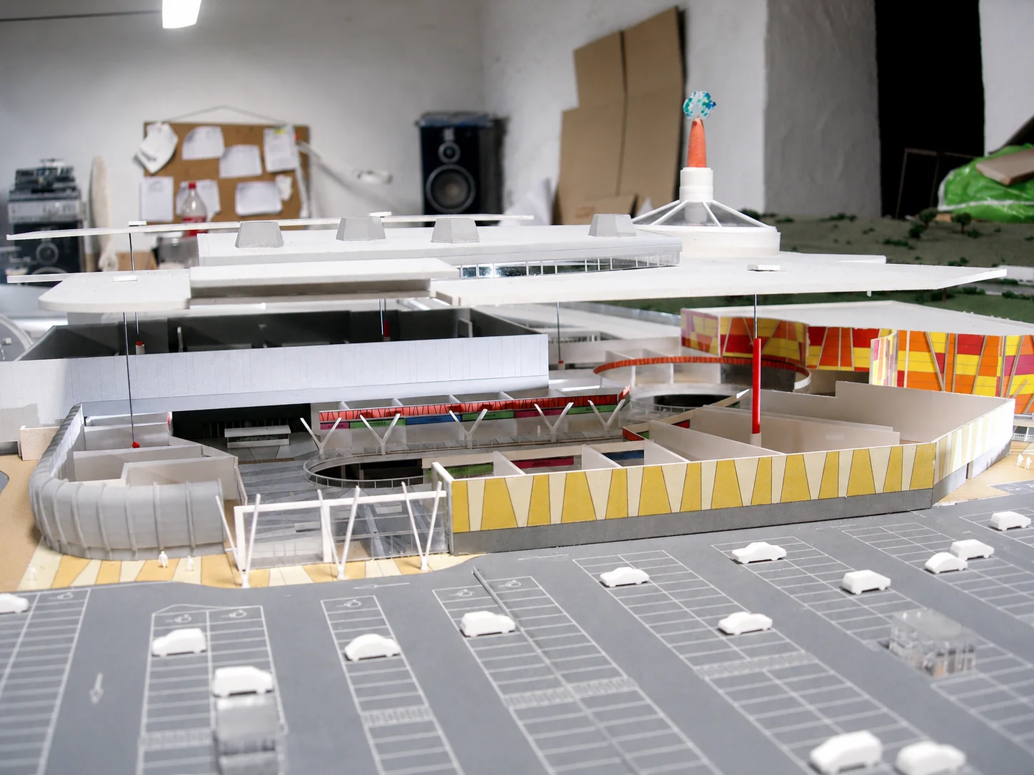 Maqueta del Centro Comercial Versalia — Sección e interior comercial