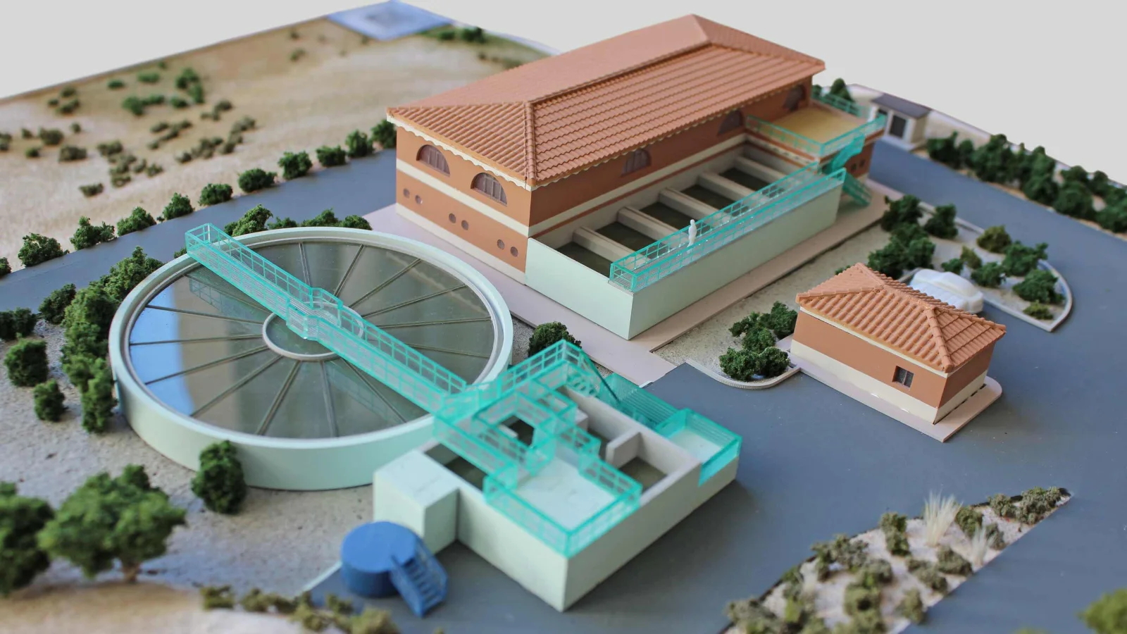 Maqueta de estación de tratamiento de agua potable (ETAP) con decantador y edificio de proceso